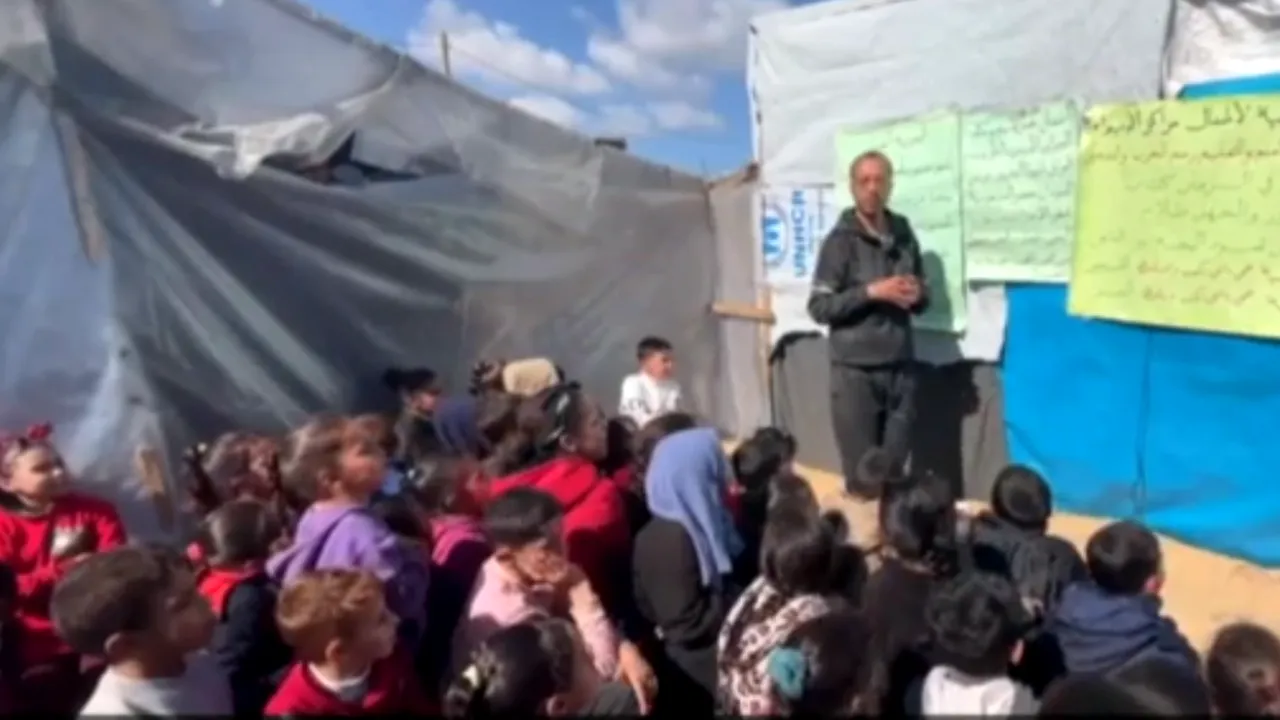 În Gaza, copiii iau lecţii în aer liber în tabăra Rafah

