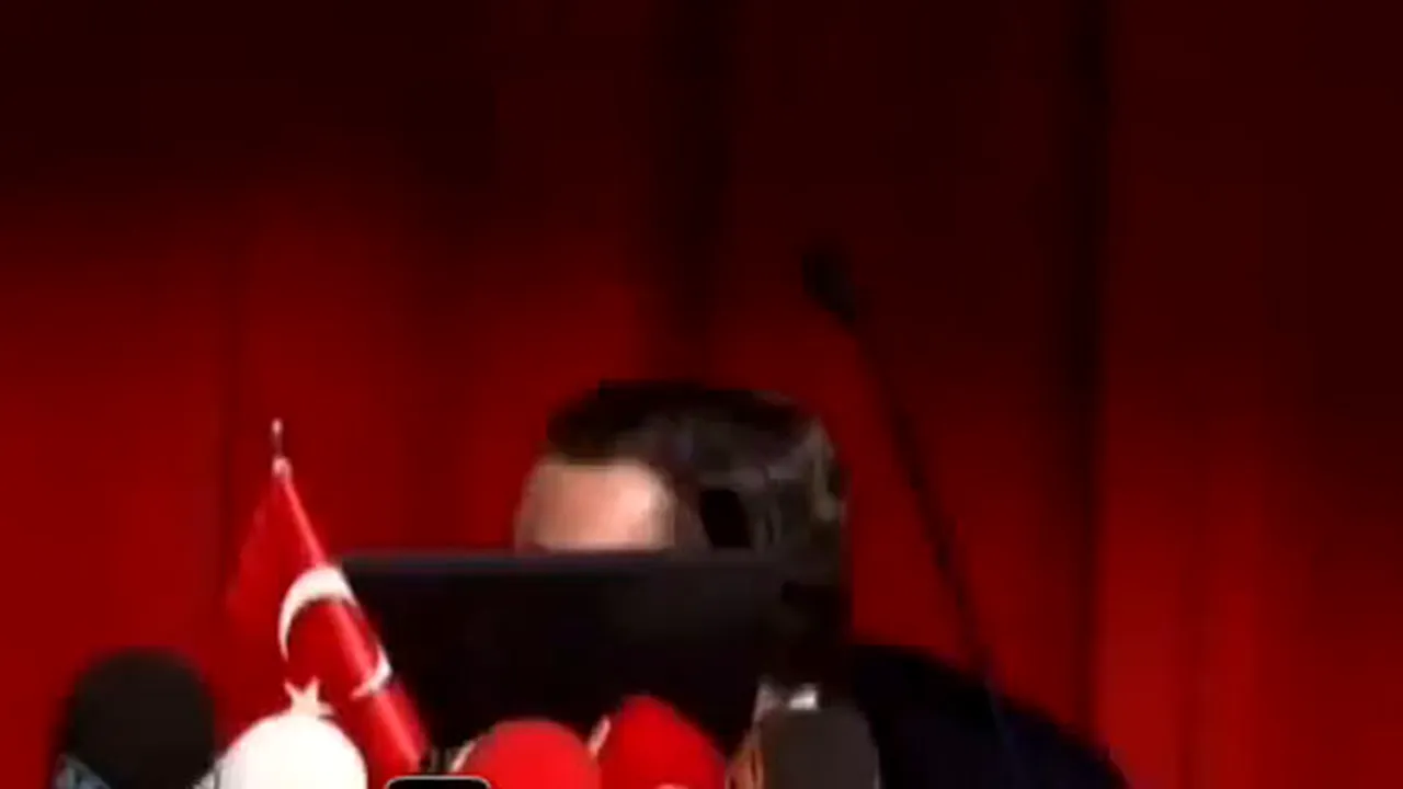 Reprezentant FMI, atacat cu ouă în timpul unui discurs. Vezi cum a reacţionat - VIDEO