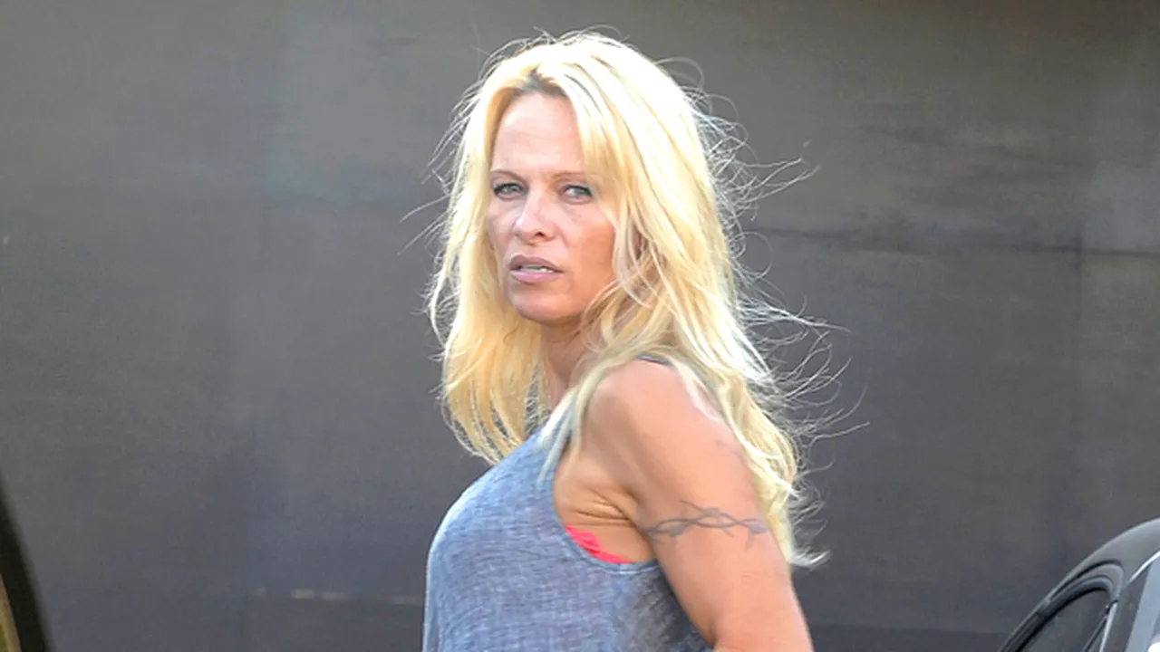 Vogue: Pamela Anderson, schimbare radicală de look - FOTO