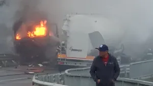 Bihor: Incendiu după ce o cisternă cu beton şi un camion încărcat cu tuburi de metal s-au ciocnit