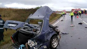 Accident grav pe DN1: Două persoane au murit şi şapte au fost rănite după ce un autoturism s-a ciocnit cu un autobuz - FOTO