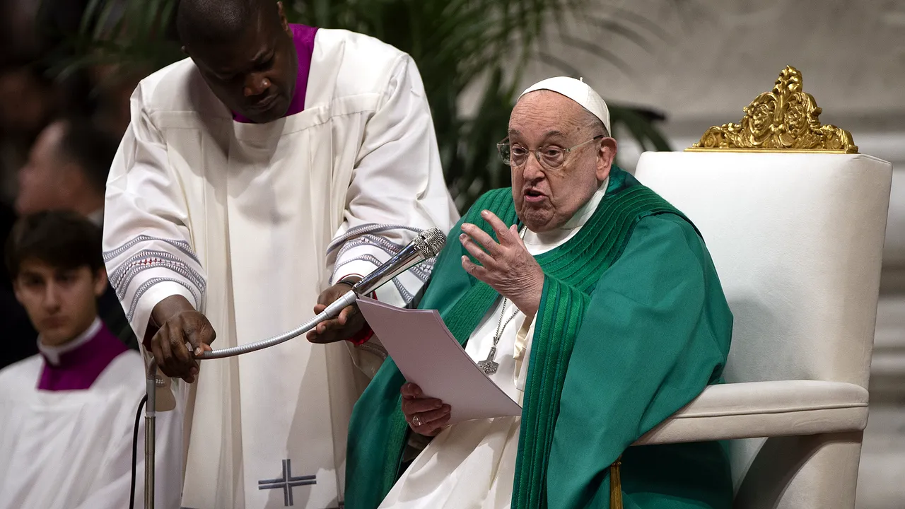 Papa Francisc a petrecut o noapte liniştită în spital, potrivit ANSA