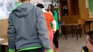 Elev filmat vorbind urât unei profesoare şi ameninţând-o. Pe un ton ridicat, băiatul îi cere explicaţii pentru o notă primită/ Elevul a fost reţinut 