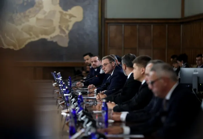 Breaking News Prima ședință de Guvern a noului executiv. Membrii Guvernului Niculescu au depus jurământul. România are un nou premier după aproape șase luni de criză politică. Rezultat: 280 de voturi pentru și 58 împotrivă