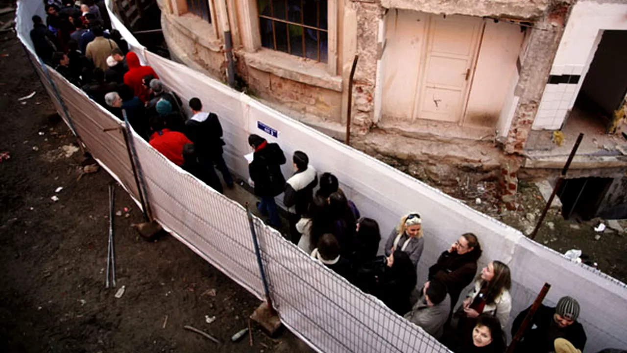 Alegătorii aşteaptă trei ore să voteze la secţia specială de la Spitalul Colţea