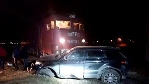 FOTO Maşină lovită de tren în zona Gării Bucureştii Noi. Trei oameni au ieşit din maşină înainte de impact