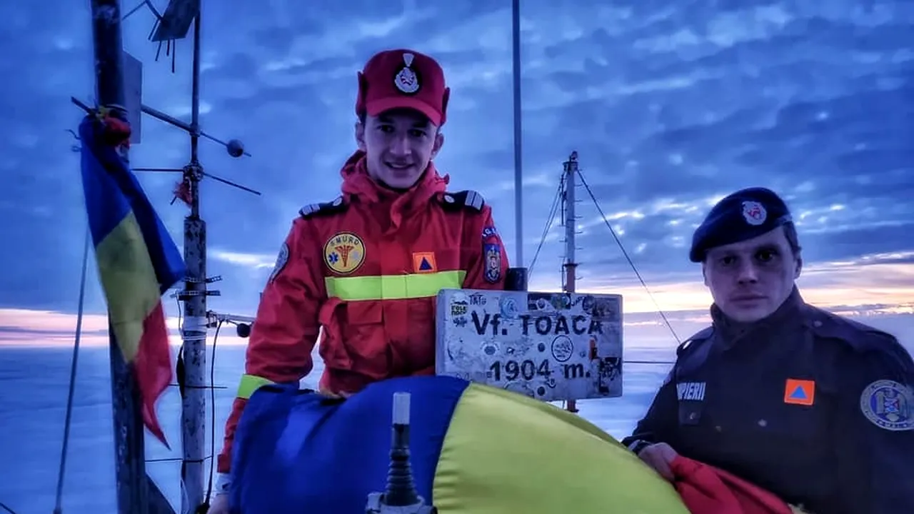 Doi pompieri au arborat Drapelul pe vârful Toaca din Ceahlău