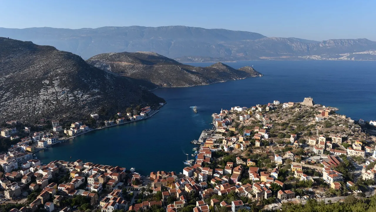 Insula din Grecia care a scăpat de COVID-19. Toţi locuitorii sunt vaccinaţi