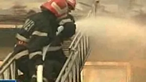 Acoperişul unui bloc din cartierul bucureştean Pajura, cuprins de flăcări (Video)