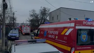 Explozie la o locuință din București. Două persoane au fost scoase din casă. Mașini avariate. VIDEO
