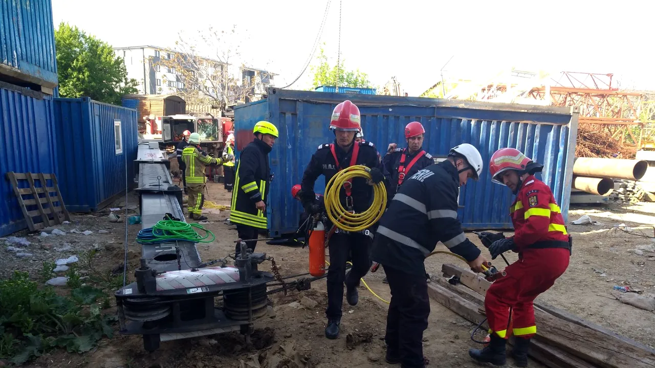 FOTO Operaţiunea de salvare contra cronometru a eşuat. Bărbatul prins sub un container pe un şantier din Bucureşti a fost scos decedat