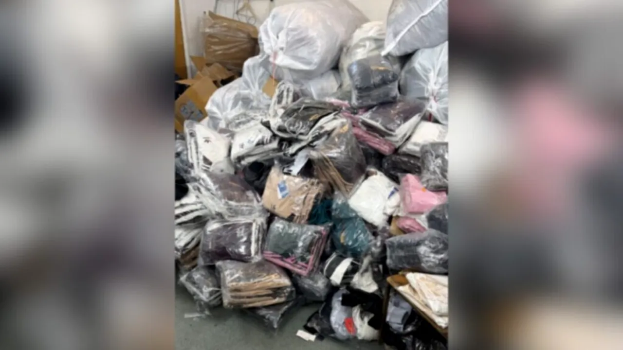 Un proiect de OUG al Ministerului Mediului privind deșeurile textile aprinde spiritele în societate / Criticii spun că vrea să interzică magazine cu haine second-hand
