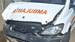 Neamţ: Asistentă şi ambulanţier, răniţi după ce o maşină nu a acordat prioritate