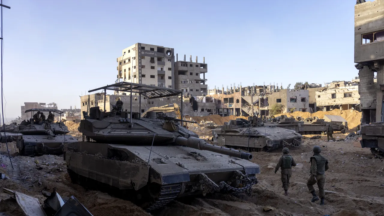 Războiul Israel-Hamas. Mii de refugiaţi părăsesc Gaza prin zona de nord a Fâşiei / 130 de intrări în tunelurile Hamas din Fâşie au fost distruse / 34 de soldaţi israelieni ucişi într-o lună de conflict / Depozit de arme Hamas lângă dormitorul unui copil