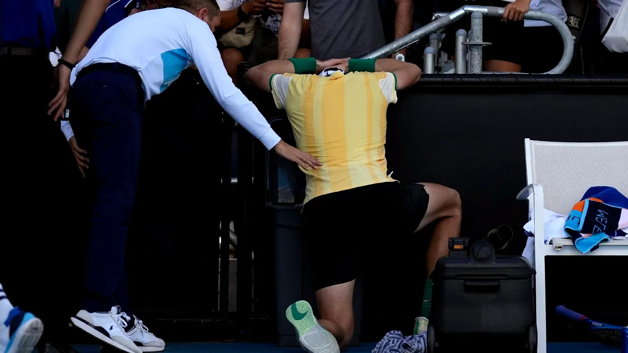 Australian Open. Unui jucător de tenis i s-a făcut rău şi a vomitat pe teren