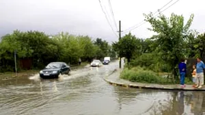Turiştii blocaţi la Moieciu pot părăsi zona, după ce drumul distrus de o vijelie a fost refăcut