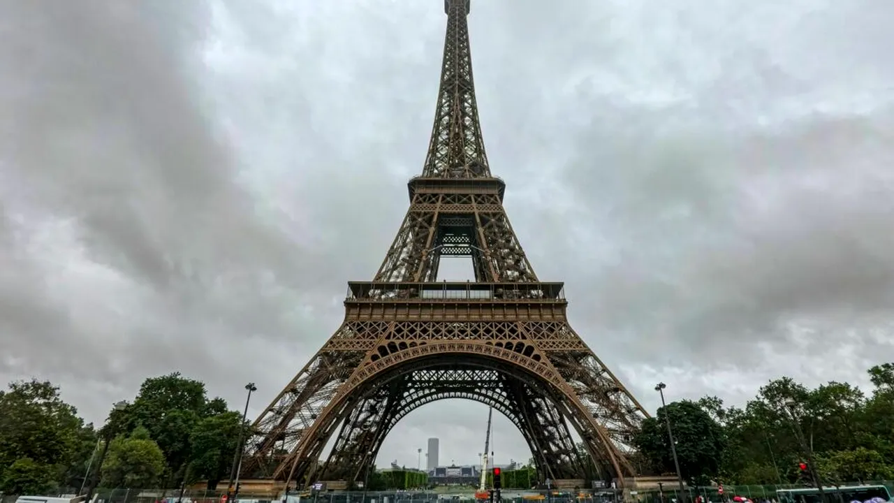 Suma fabuloasă pentru care s-a adjudecat un fragment din scara Turnului Eiffel, după ce a fost scos la licitație
