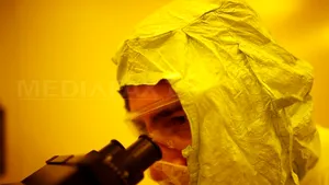 Imagine extrem de clară a unei proteine-cheie a virusului care produce SIDA, captată de americani