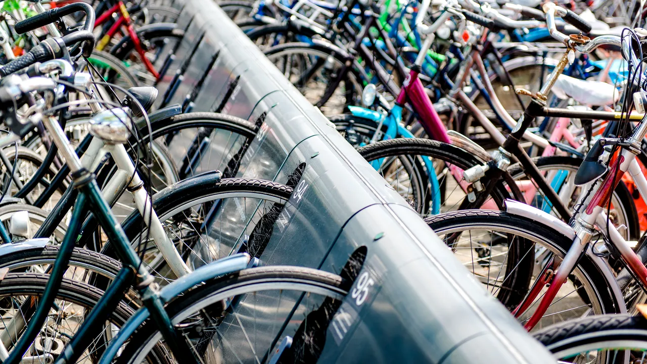 Parcări speciale pentru biciclete în clădirile instituţiilor publice, autogări şi pieţe. Ce amenzi prevede proiectul iniţiat de liberali