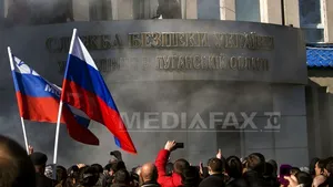VIOLENŢE în Ucraina: Manifestanţi proruşi au preluat clădiri oficiale din mai multe oraşe. La Doneţk, oamenii au cerut referendum - FOTO, VIDEO