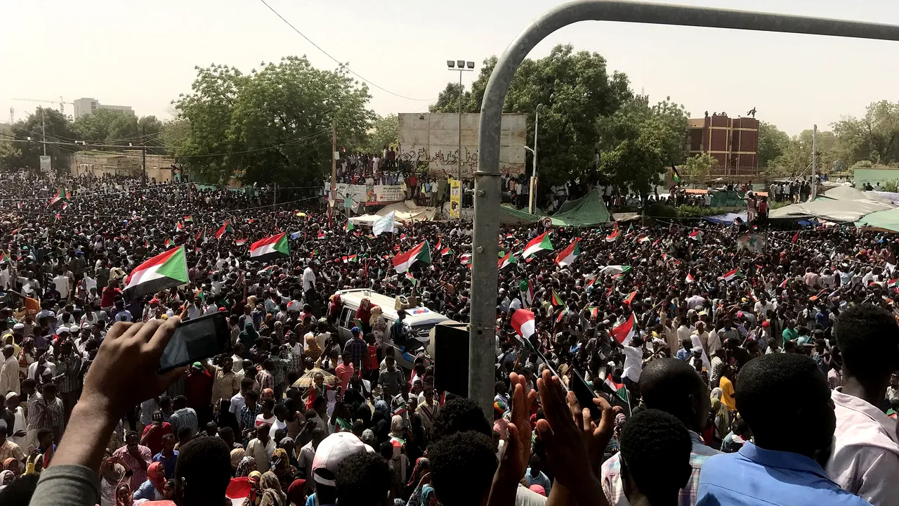 Constituţie suspendată, graniţe închise. Cât ar putea dura tranziţia din Sudan/ Armata a preluat controlul ţării