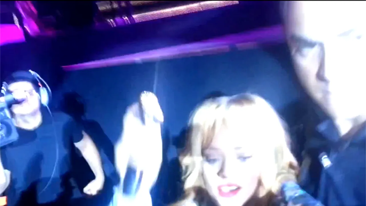 Rihanna ar fi LOVIT un fan cu microfonul în timpul unui concert - VIDEO
