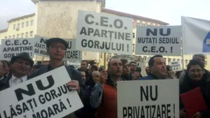 PROTEST la Târgu-Jiu: Aproximativ 3.000 de oameni au ieşit în stradă, nemulţumiţi de intenţia mutării sediului Complexului Energetic Oltenia în Capitală - GALERIE FOTO 