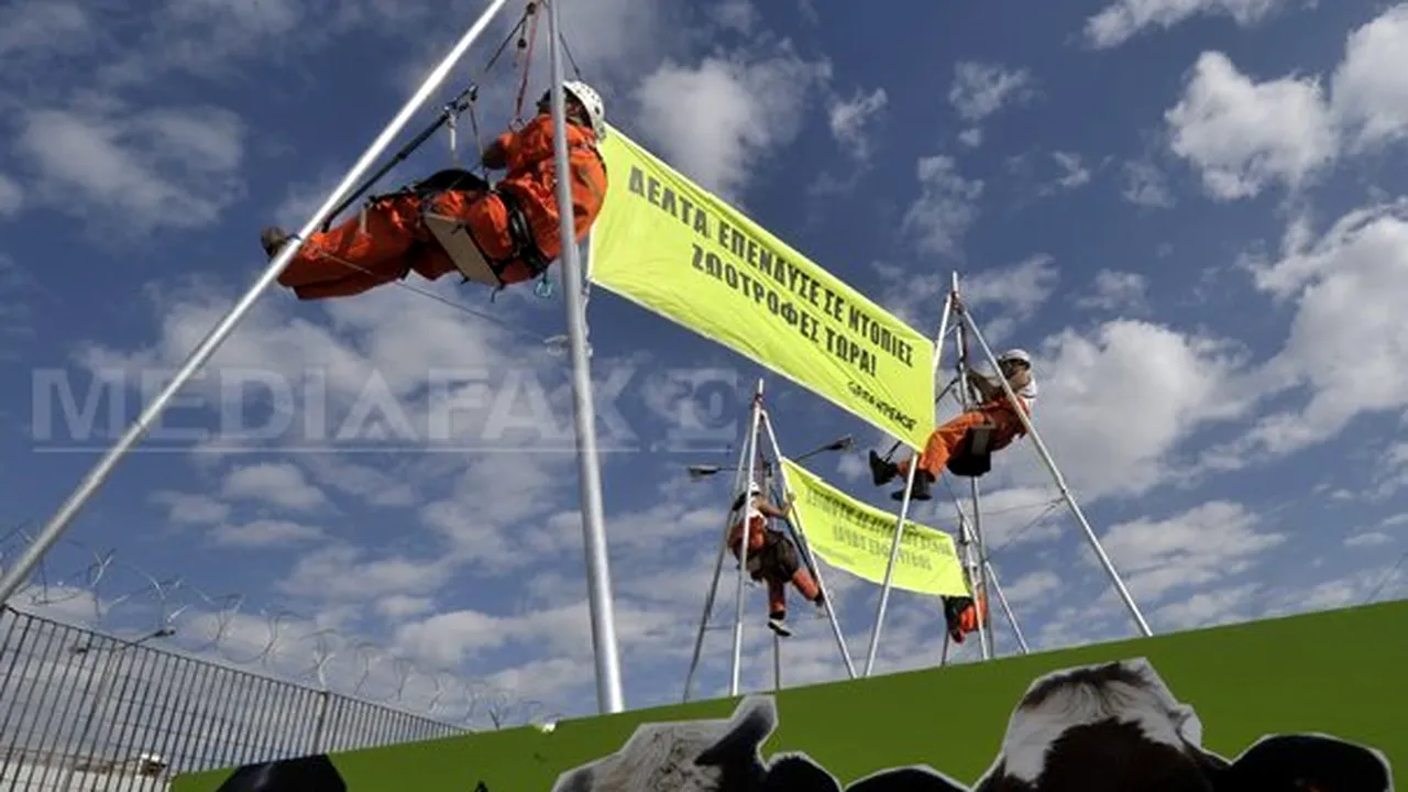 Greenpeace protestează la Atena pentru ca animalele să fie hrănite cu furaje produse în Grecia