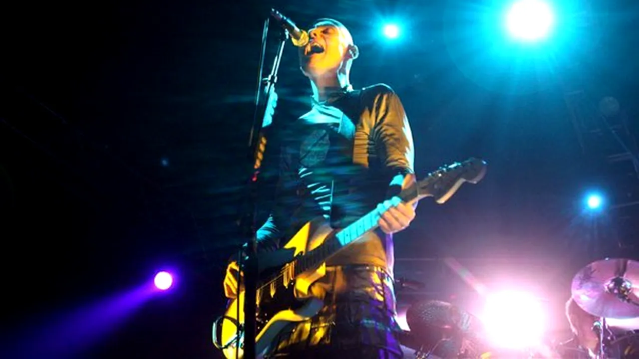 Billy Corgan, solistul grupului Smashing Pumpkins, a leşinat pe scenă
