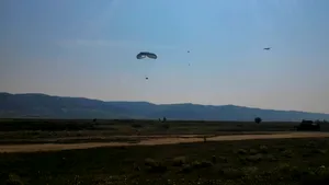 FOTO, VIDEO | Cluj: Materiale şi tehnică militară, paraşutate din avioane Hercules la un exerciţiu militar 