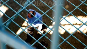 Un tânăr arestat preventiv pentru furt calificat a evadat din arestul IPJ Bacău