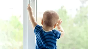 O fetiţă de 8 ani, aflată în izolare, confirmată cu Covid, a căzut de la etaj în Vaslui