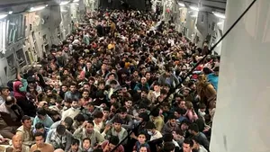 Criza din Afganistan. O imagine extraordinară arată sute de persoane înghesuite într-un avion american