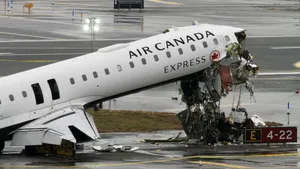 Cum a supraviețuit însoțitoarea de bord aruncată din avionul Air Canada în accidentul de pe aeroportul LaGuardia