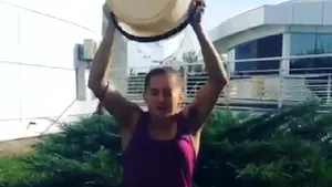 Larisa Iordache a răspuns provocării ALS ICE Bucket Challenge, turnându-şi apă cu gheaţă pe cap