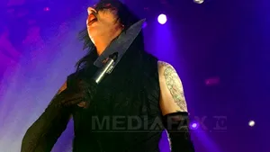 Marilyn MANSON, cum rar îl vezi. Cum a apărut controversatul rocker la braţul iubitei sale - FOTO