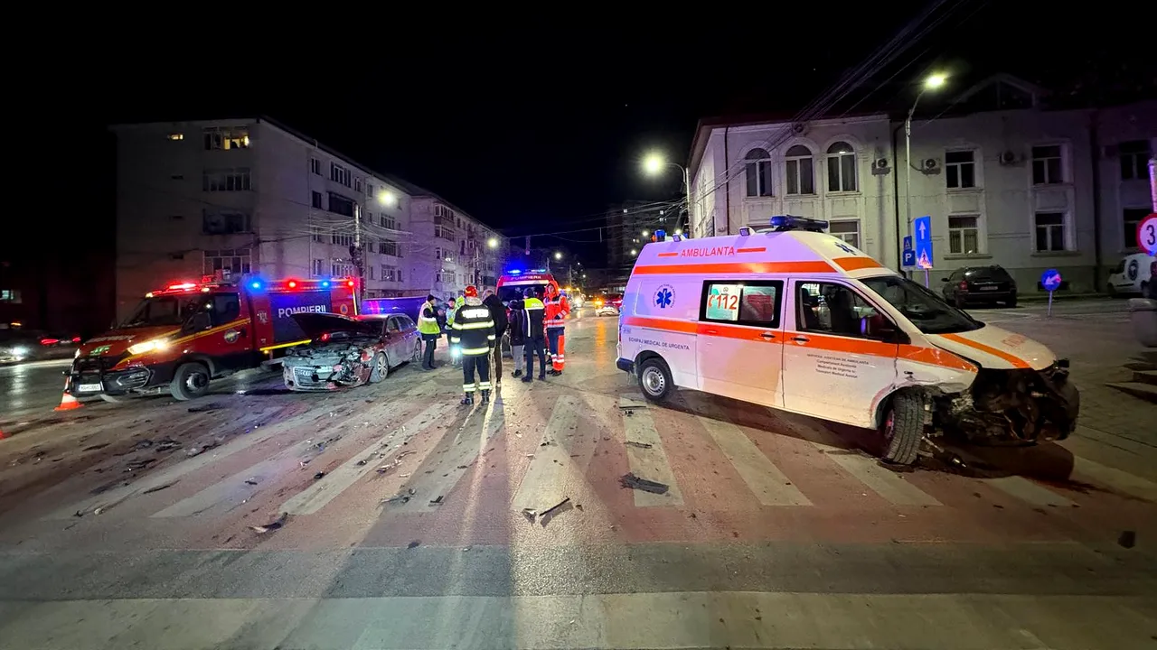Ambulanţă în misiune, implicată într-un accident cu o maşină în Suceava