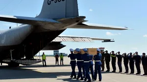Avioane care transportă cadavre ale victimelor avionului malaezian au aterizat în Olanda