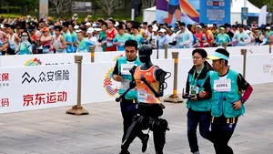 Premieră în China: Roboți umanoizi au concurat alături de oameni la un maraton