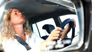 Este oficial: Femeile nu pot parca. Ce greşeli fac cel mai des femeile şi bărbaţii la şcoala de şoferi