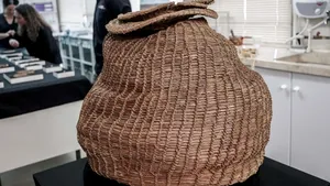 FOTO Descoperire istorică. Cel mai vechi coş ţesut, de peste 10.000 de ani, a fost găsit în Israel