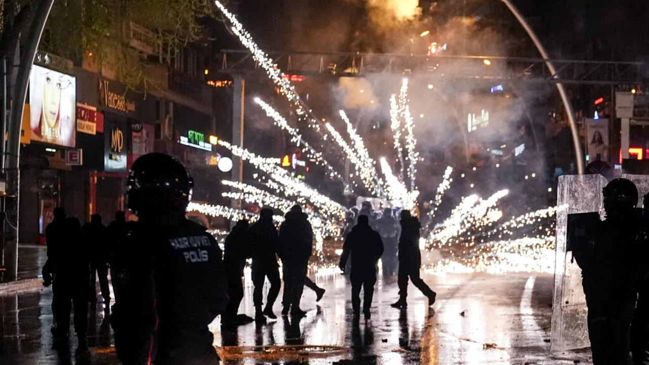 FOTO Ciocniri de stradă în Turcia. Peste 1000 de persoane reținute