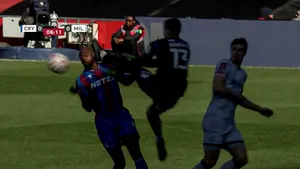 Incident grav la un meci din Anglia. Un jucător lovit cu piciorul în cap a ajuns la spital 