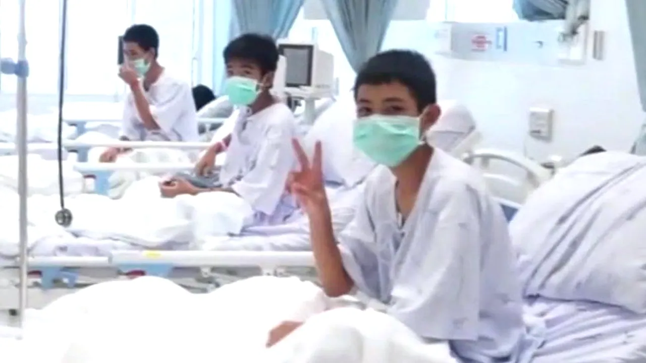 VIDEO Primele IMAGINI cu băieţii din echipa de fotbal, după salvarea lor din peştera inundată din Thailanda. Întâlnire cu rudele, în spatele geamului de protecţie 