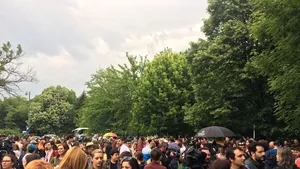 GALERIE FOTO, VIDEO Marşul diversităţii 2017.Peste o mie de persoane, la Arcul de Triumf. Ambasadorul SUA la Bucureşti, printre susţinători/ Participant: Tata mi-a zis că nu mă pot schimba dar să am o viaţă paralelă