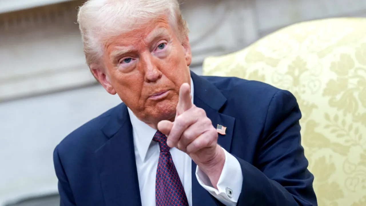 Negociază pacea privind războiul, dar menţine sancţiunile. Trump anunţă prelungirea sancţiunilor împotriva Rusiei cu un an