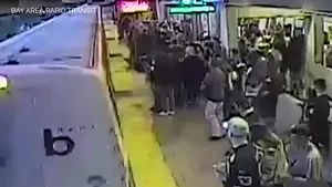 Tânăr salvat în ultima clipă de către un angajat de la metrou. VIDEO cu momentul