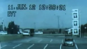 Un şofer a murit în urma unui infarct la volan. Maşina a trecut peste un scuar şi s-a oprit într-un mall - MOMENTUL ACCIDENTULUI