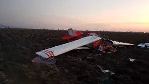 FOTO | Avion privat, prăbuşit în zona localităţii Şiria. Cele două persoane aflate la bord au decedat 
