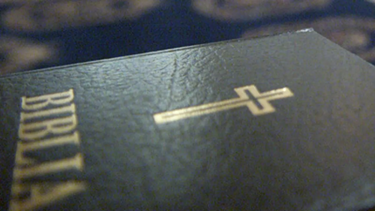 Biblia de opt kilograme şi o biblie pentru telefonul mobil, expuse la Cluj-Napoca